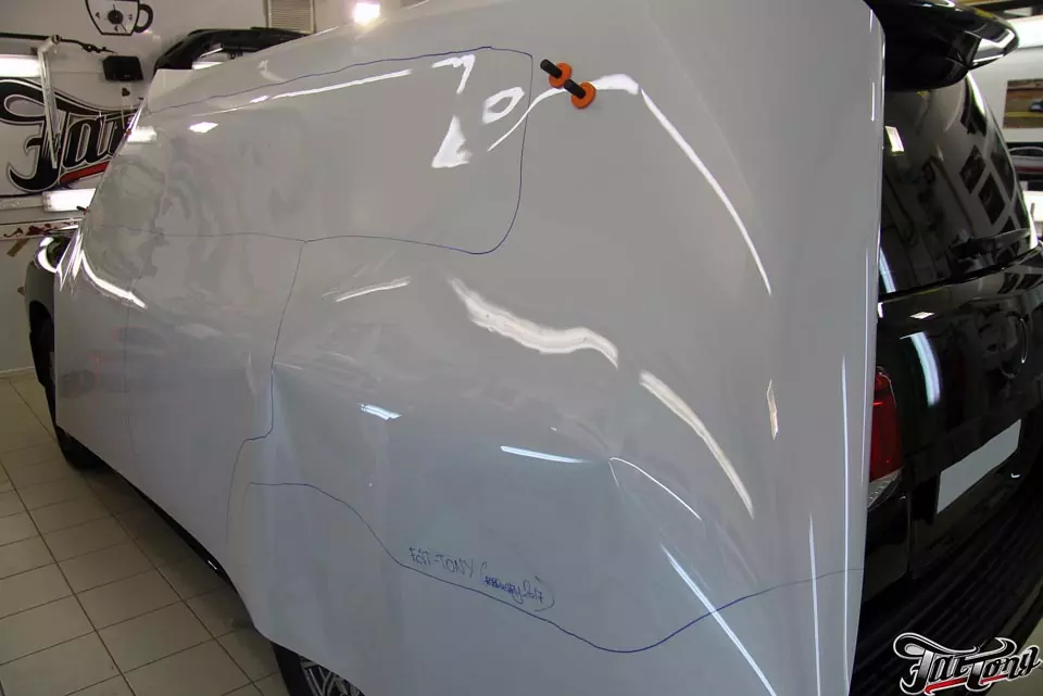 Toyota LandCruiser 200. Антигравийная защита кузова полиуретаном Suntek PPF. Антихром оконных молдингов.